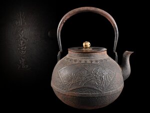 【雲】某有名資産家買取品 釜師名人 龍文堂造 松葉彫刻鉄瓶 高さ25cm 古美術品(金寿亀文堂)AY4286 CTDgjnht